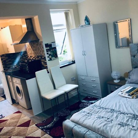 Self-Contained Studio Flat Bathrooms Kitchens Upgrade Locations To City Centre 15 Minutes Walking Distance Nottingham Universities Queen Hospitals City Hospitals Exterior photo