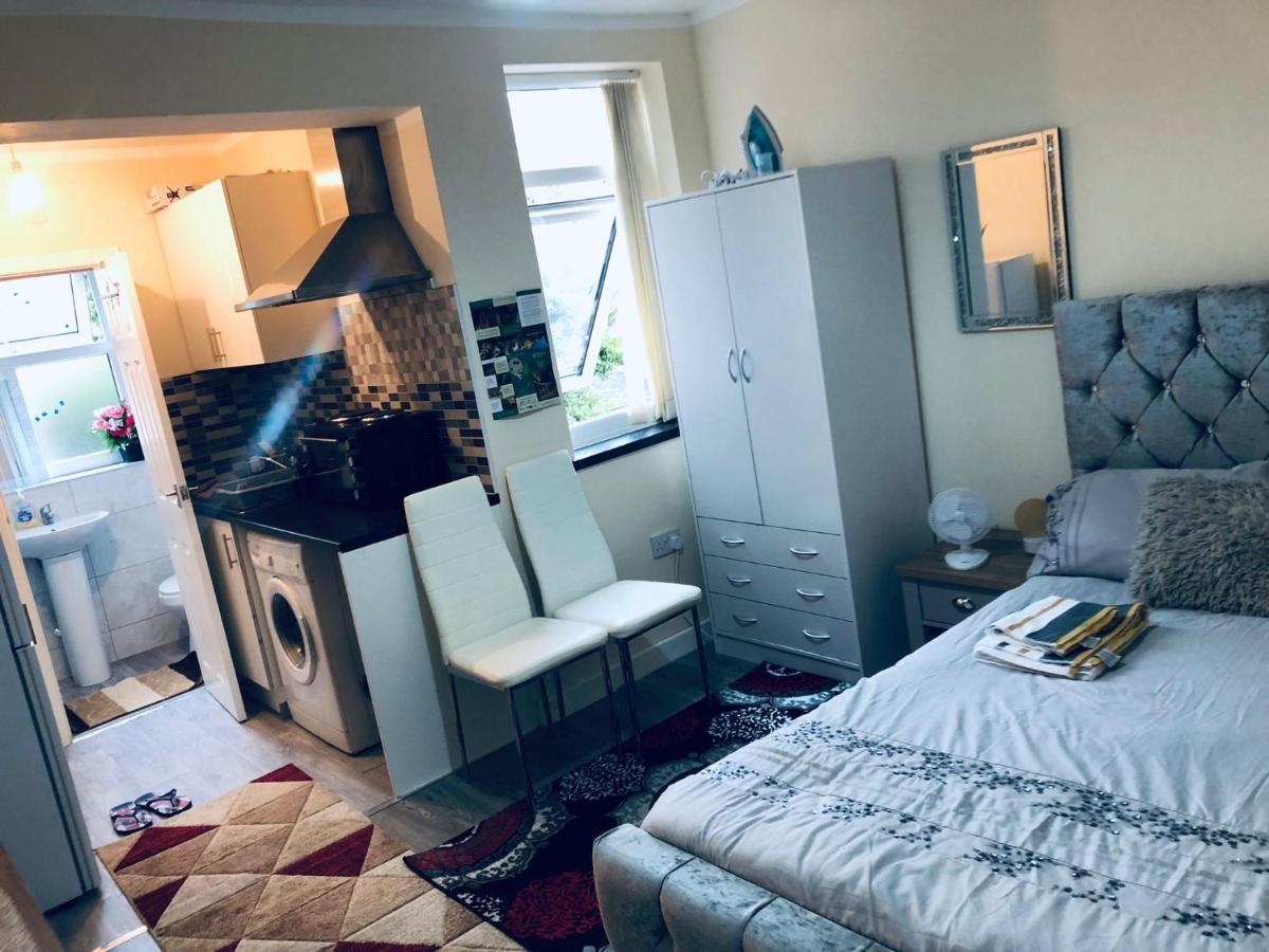 Self-Contained Studio Flat Bathrooms Kitchens Upgrade Locations To City Centre 15 Minutes Walking Distance Nottingham Universities Queen Hospitals City Hospitals Exterior photo